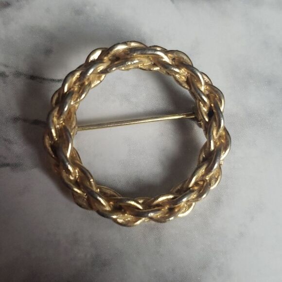 Vintage Gold Wreath Brooche Pin - Picture 2 of 5